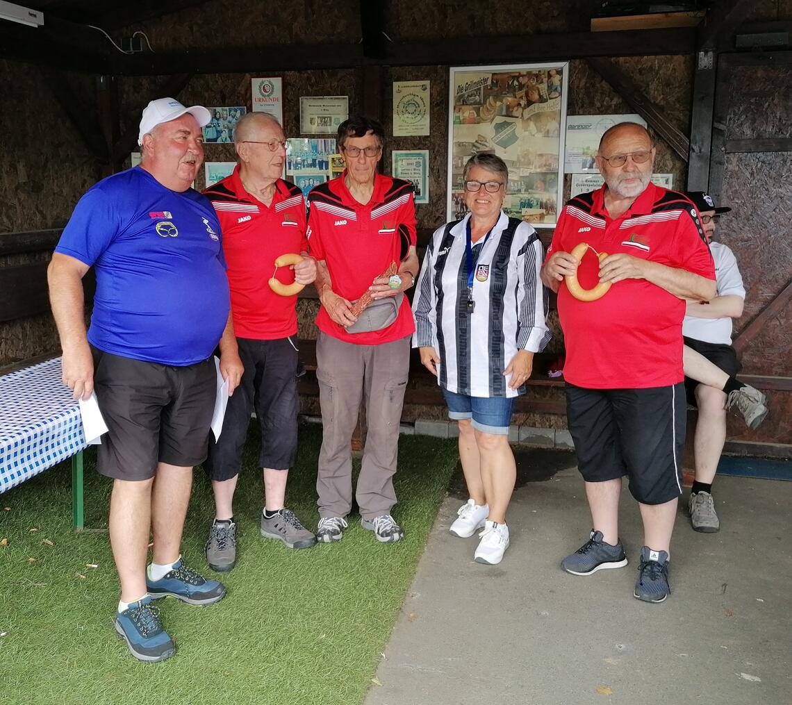 Ehrung der Mannschaft KSV Baunatal/EC Dortmund mit Wurst zur Stärkung Roland Rink, Kurt Mader, Erich Kuhn, Andrea Rink, Klaus-Dieter Plehn | © 2022 | KSV Baunatal e.V. | Eissport Ehrung der Mannschaft KSV Baunatal/EC Dortmund mit Wurst zur Stärkung Roland Rink, Kurt Mader, Erich Kuhn, Andrea Rink, Klaus-Dieter Plehn | © 2022 | KSV Baunatal e.V. | Eissport