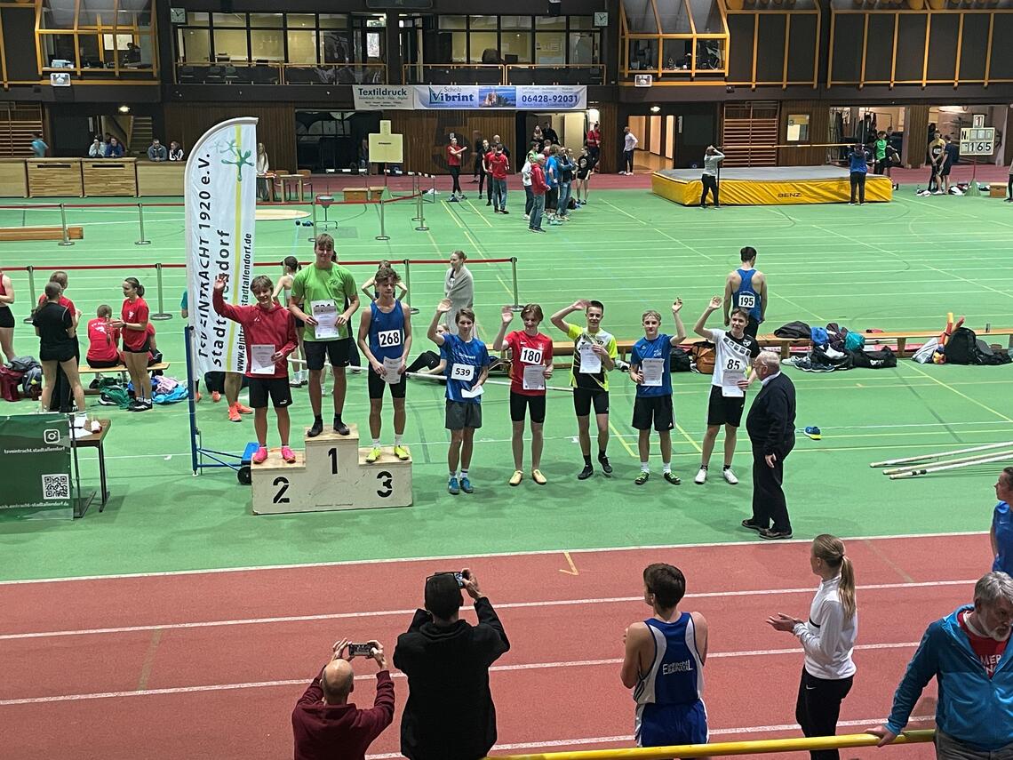 Leonard belegt Platz 8 im Weitsprung mit 5,00m Leonard belegt Platz 8 im Weitsprung mit 5,00m
