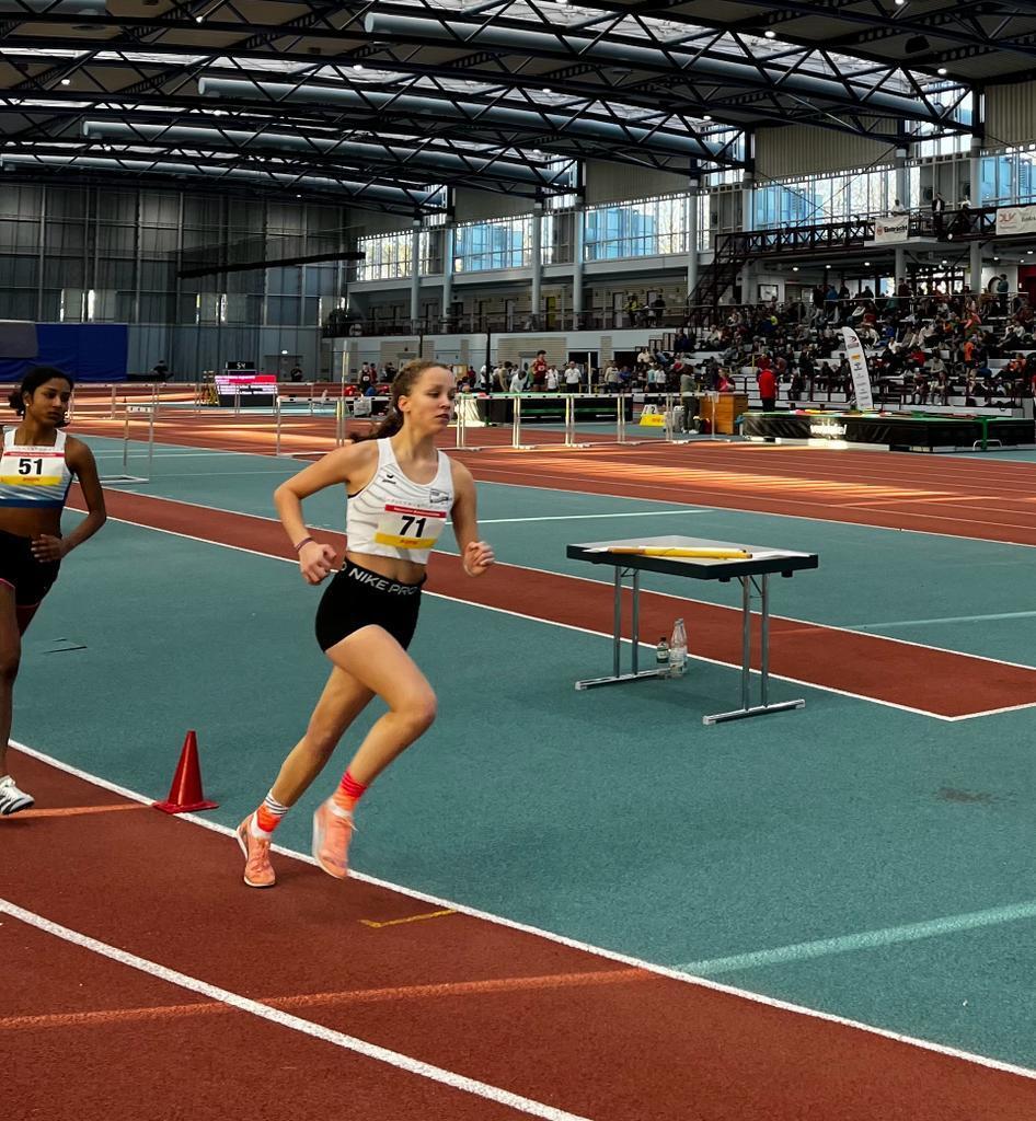 Lisa zum Lauf sieg und guter Platzierung der Hessischen über 800m Lisa zum Lauf sieg und guter Platzierung der Hessischen über 800m