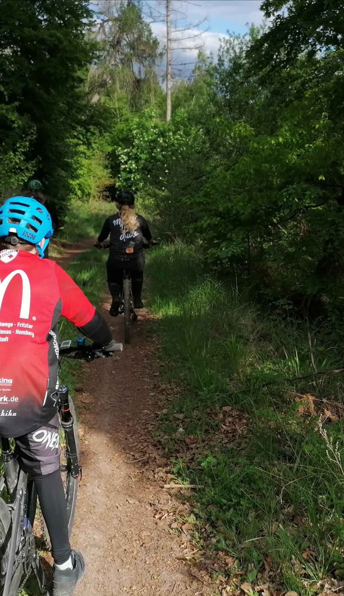 auf dem Trail in der Gruppe mit Abstand unterwegs auf dem Trail in der Gruppe mit Abstand unterwegs