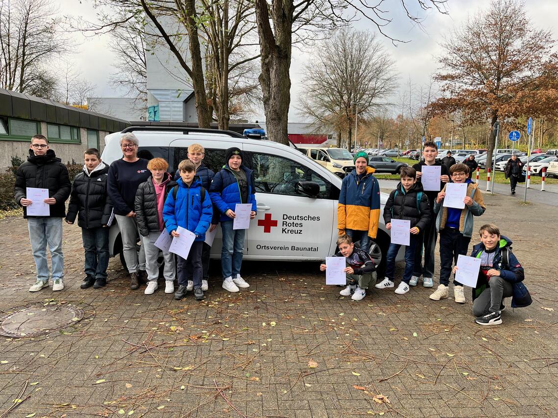 die KSV Kids mit DRK Ausbilderin Claudia Heilemann die KSV Kids mit DRK Ausbilderin Claudia Heilemann