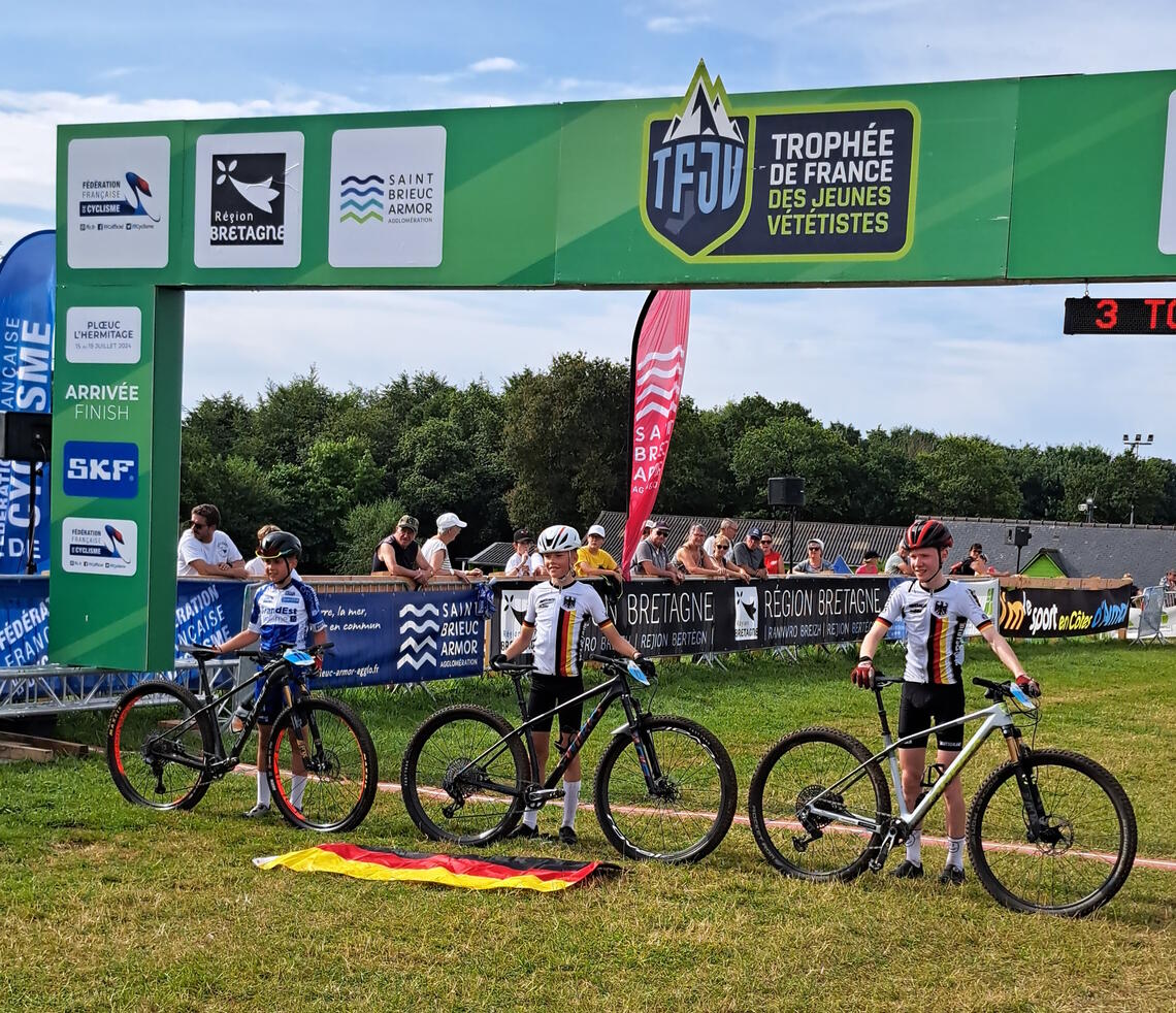 immer vorn mit dabei Paul (rechts) bei einer von vielen Siegerehrungen hier mit dem 3. Platz beim XCO Rennen. immer vorn mit dabei Paul (rechts) bei einer von vielen Siegerehrungen hier mit dem 3. Platz beim XCO Rennen.