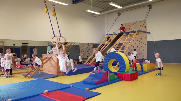 Kinder spielen in der Kindersportwelt Kinder spielen in der Kindersportwelt