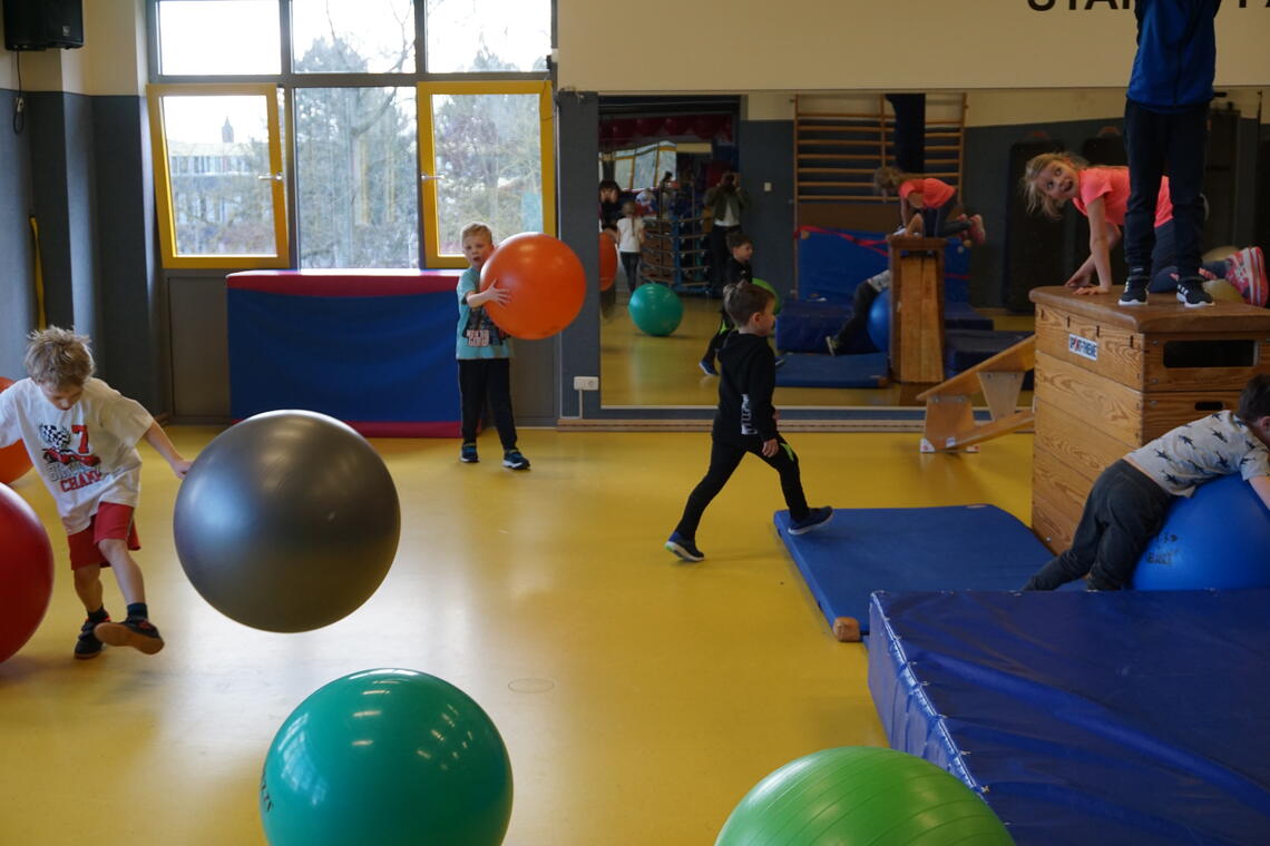 Kinder mit Gymnastikbällen Kinder mit Gymnastikbällen