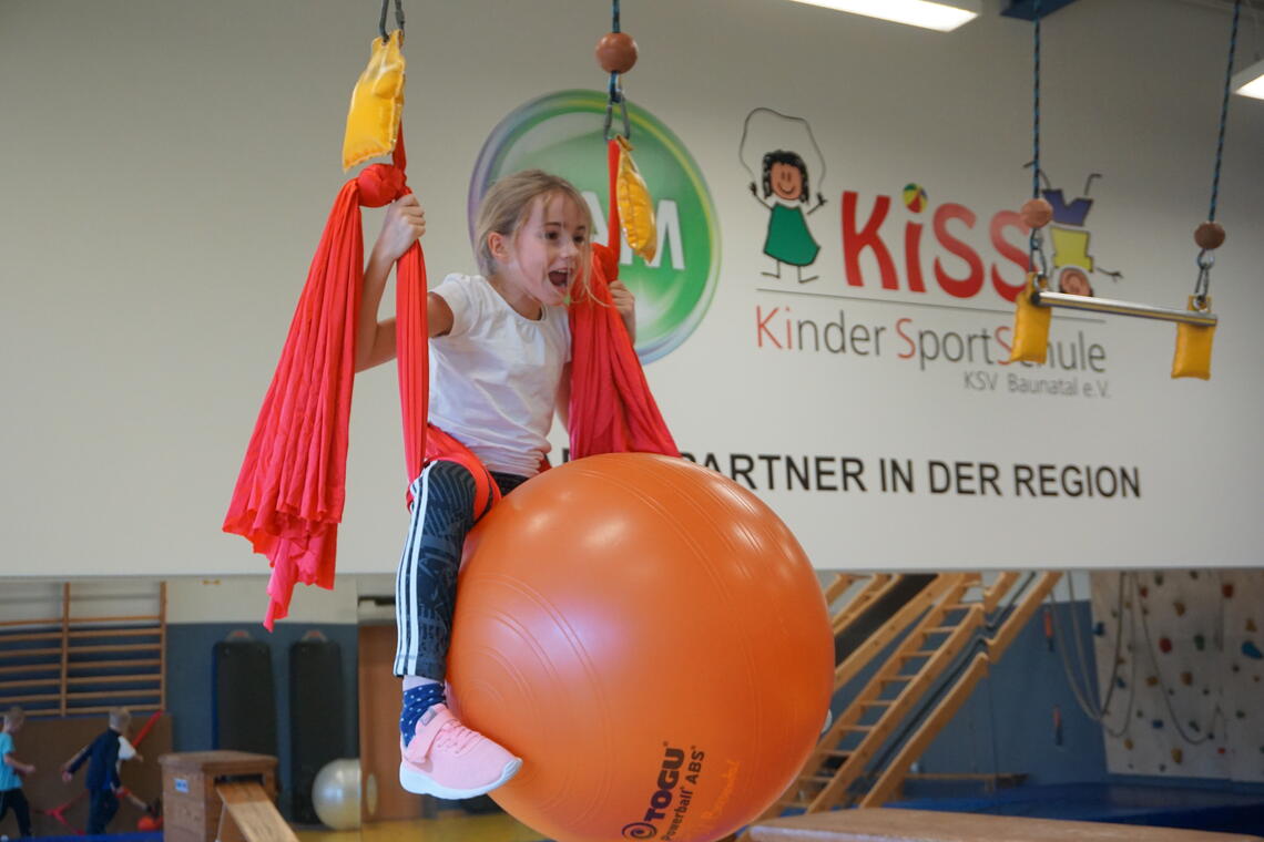 Mädchen in Schaukel mit Ball Mädchen in Schaukel mit Ball