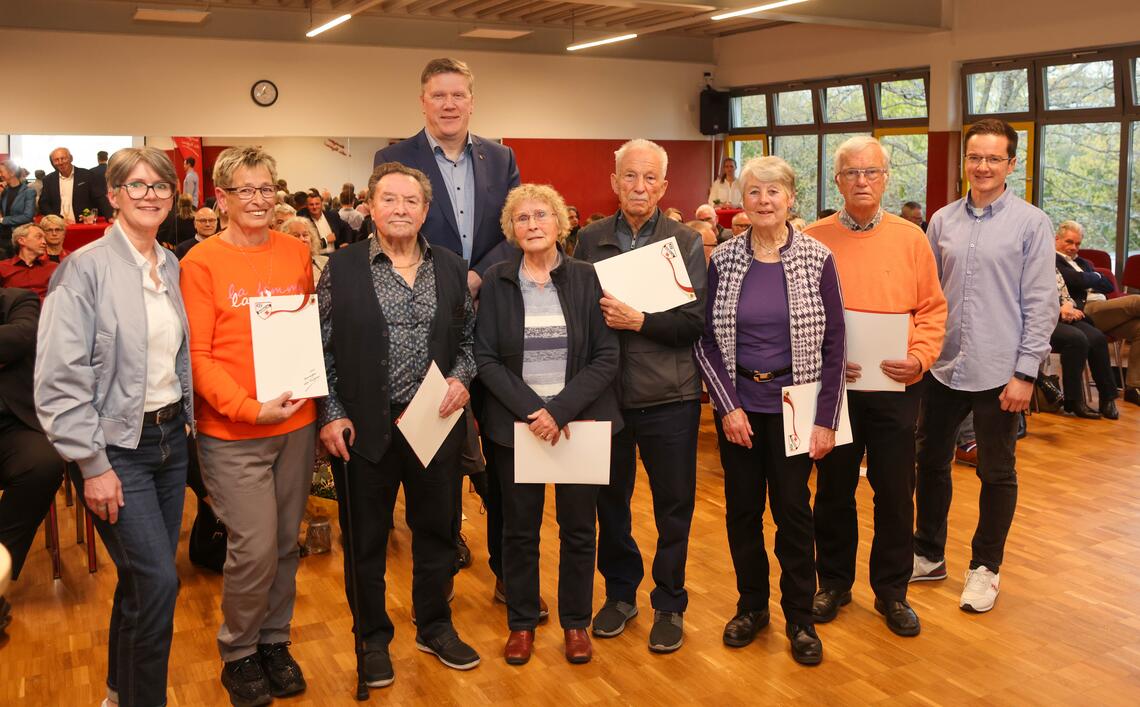 Auszeichnung für 50- und 60-jährige Vereinszugehörigkeit - Annette Böhle (l.) und Matthias Bode (r.) mit den Jubilaren Auszeichnung für 50- und 60-jährige Vereinszugehörigkeit - Annette Böhle (l.) und Matthias Bode (r.) mit den Jubilaren