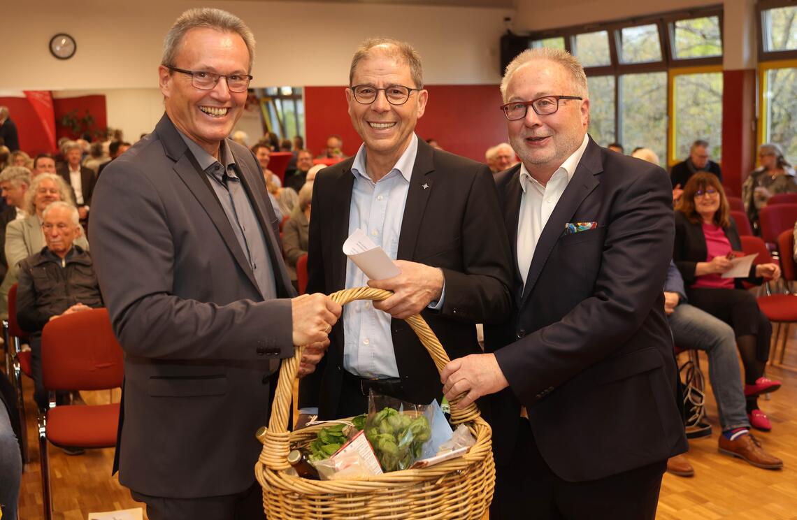 Ralf Flohr und Hartmut Schäfer ehren Friedrich Heintzemann Ralf Flohr und Hartmut Schäfer ehren Friedrich Heintzemann