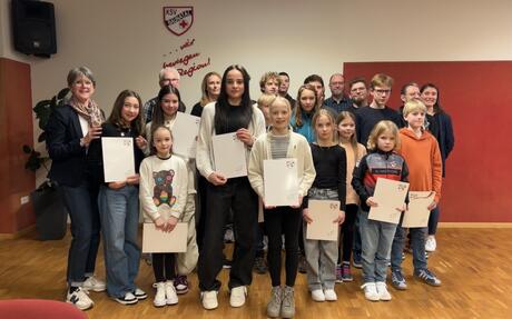 Die geehrten Sportlerinnen und Sportler (vorne die WM Teilnehmerinnen Emilia Braham und Liana Bruch)