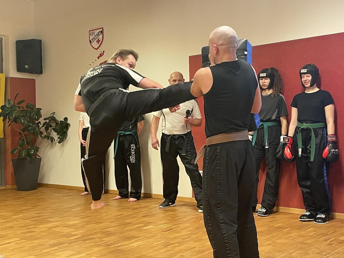 Kick in der Luft Kickboxen Kick in der Luft Kickboxen